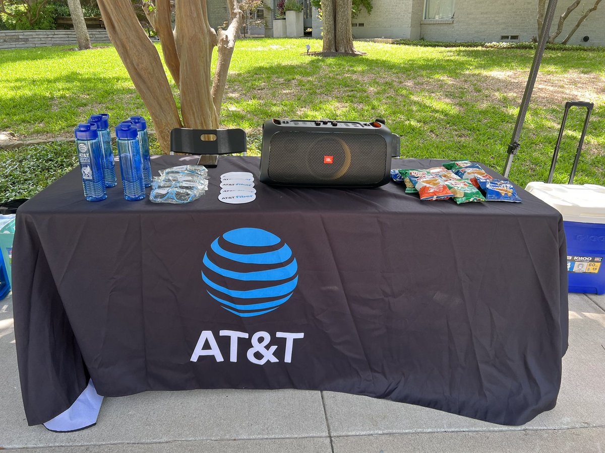And we was outside today.  Relating and migrating to all that came through old and new. Changing lives one fiber at a time. @CaresseSimpson <a href="/yvetteNTX/">YvetteNTX</a> <a href="/dbustamante1210/">David Bustamante</a> @JuliaRodzNTX @NtxFiberteam