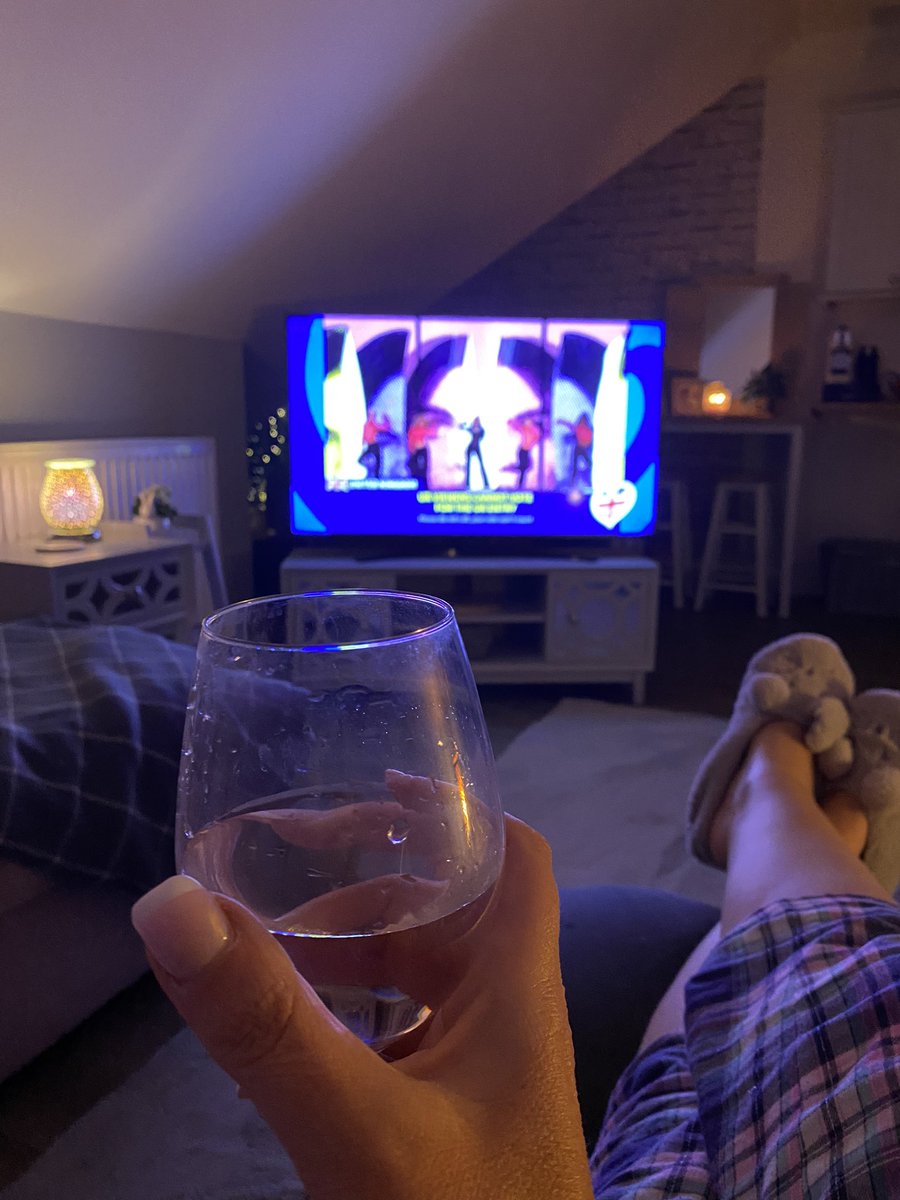 Delirious_Dater's tweet photo. @therealshepherd @tulley_79 @Bexy_Kent @Dfhunt1981 @hail2thetealeaf @SamRyderMusic Oh living the high life….#Eurovision #Gin #PJs and the company of the #EVparty gang ! Cheers 🥂 https://t.co/2yoYZLSwri