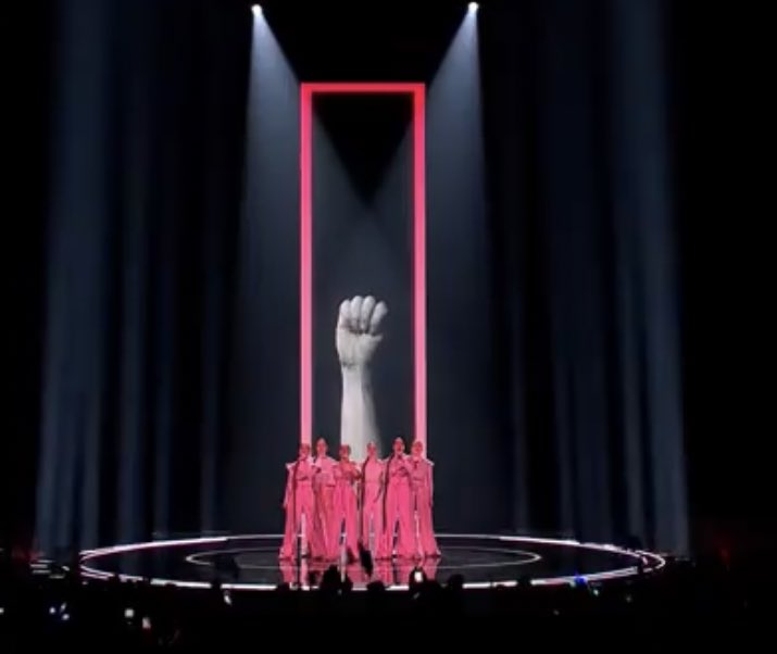 MeryAmengual's tweet photo. la importancia de estos dos momentos de #Eurovision 

1. El representante de Italia sacando una bandera LGBTIQ

2. Las representantes de Chequia poniendo un vídeo con la señal en caso de que seas víctima de violencia de género y necesites ayuda https://t.co/JvamH5nkJ0