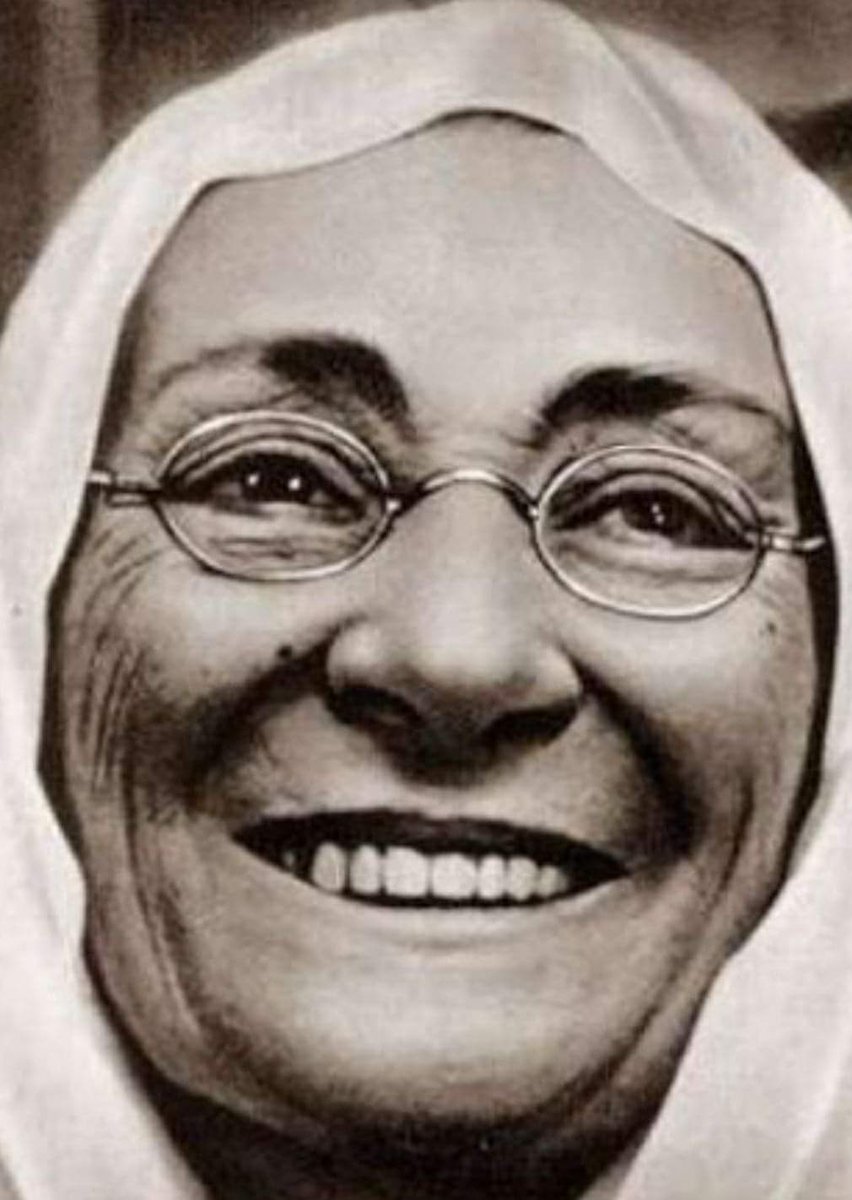 Sen dünyanın hayran olduğu önünde saygıyla eğildiği bir adamın annesisin cennet mekânın olsun 🙏 #annelergunu