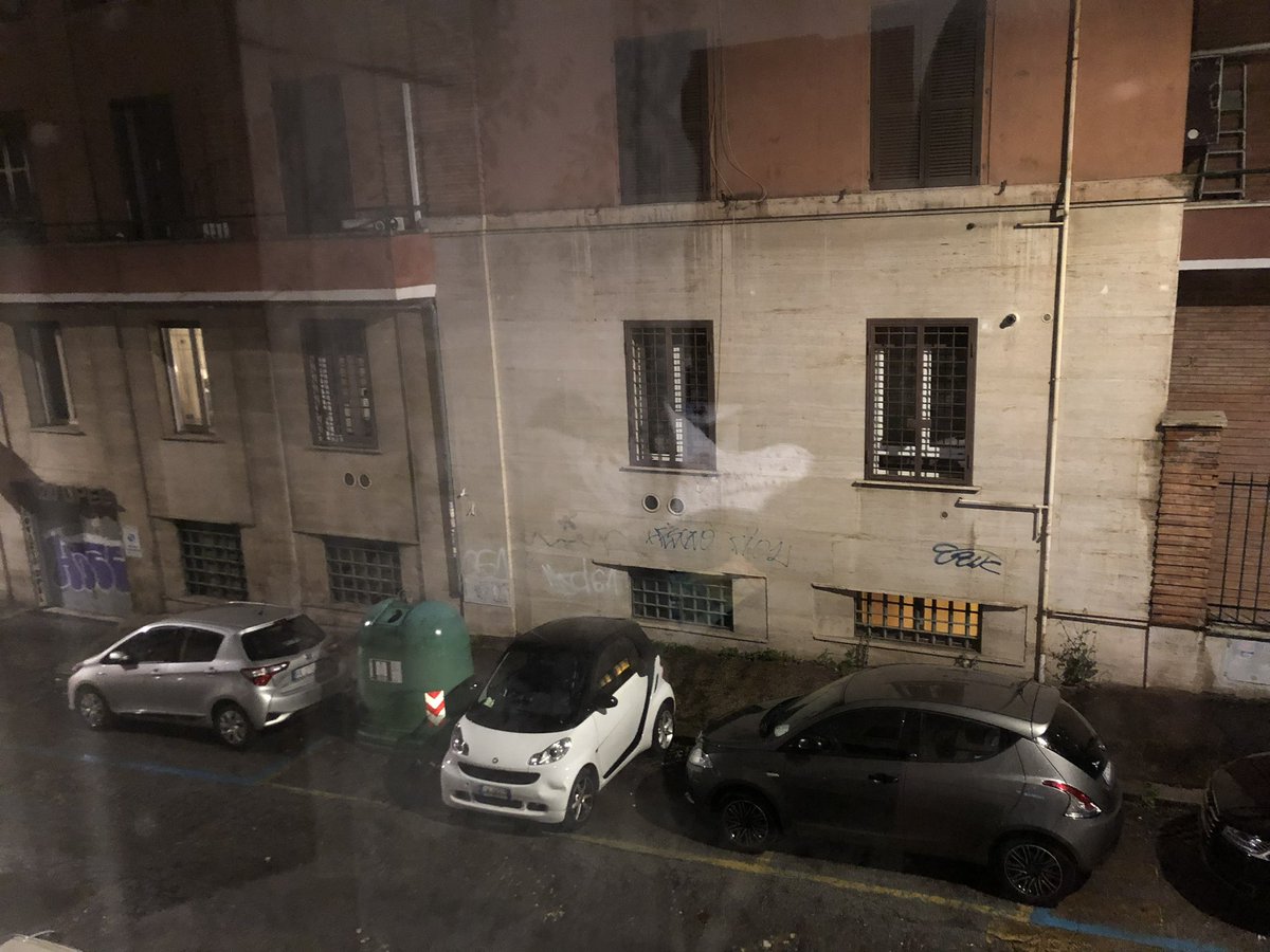 valueofaloonie's tweet photo. Parking in Rome: never a dull moment. https://t.co/X1t9ATz9XU