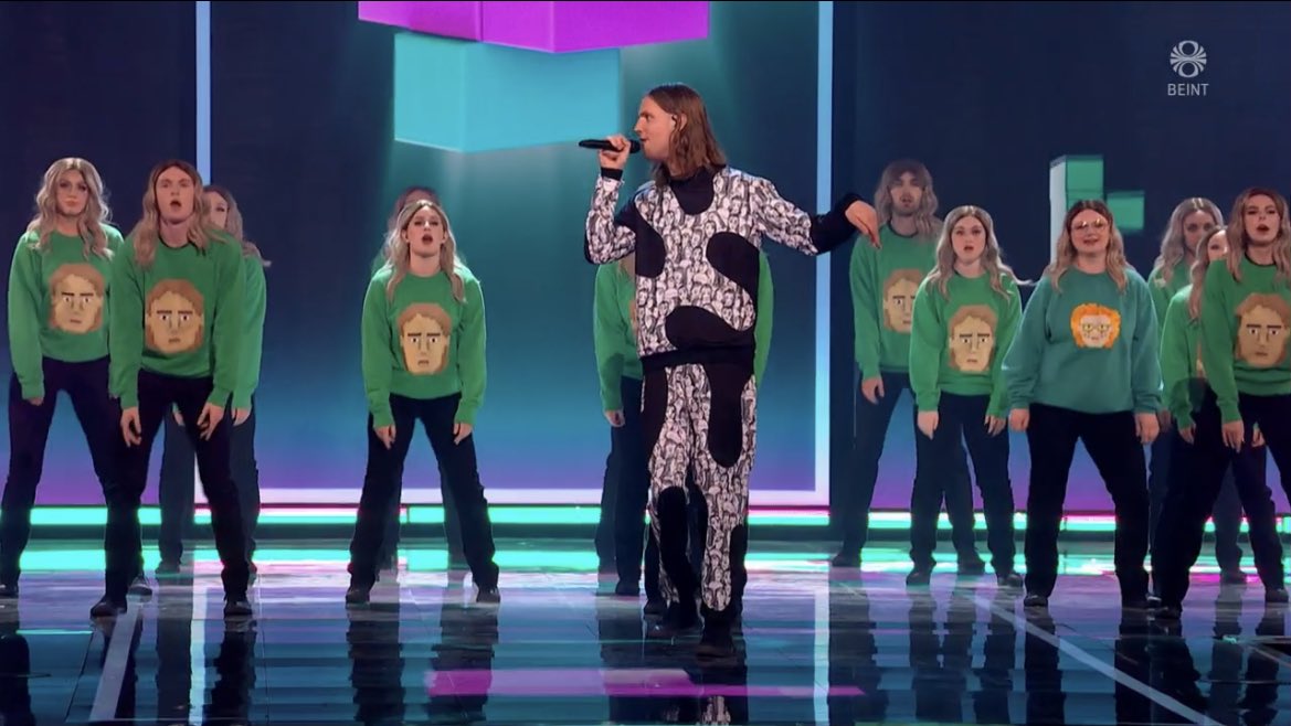 OMG DAÐI FREYR LOKSINS LOKSINS LOKSINS Á STÓRA SVIÐINU SJÁLFUR Í BEINNI!!! I AM SO HAPPY FOR HIM 😭😭😭😭😭🙏😍❤️❤️❤️❤️ #12stig