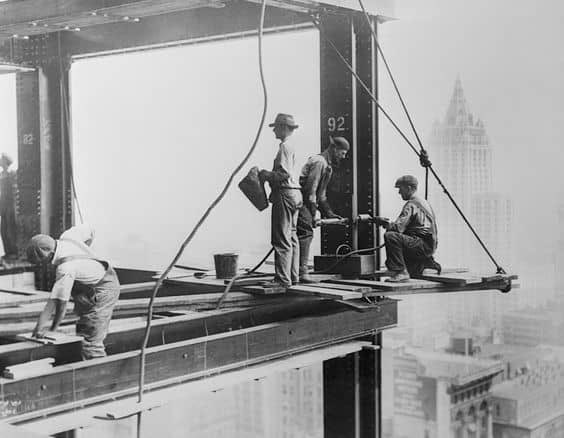 MeggGawat's tweet photo. @NoContextHumans Construction of the Empire State Building in NYC took only 20 months to complete from start to finish in the early 1930s. With more than 3000 construction workers and no safety (not even a helmet), only one person fell and died from scaffolding during the whole construction https://t.co/LtHOGPIEyp