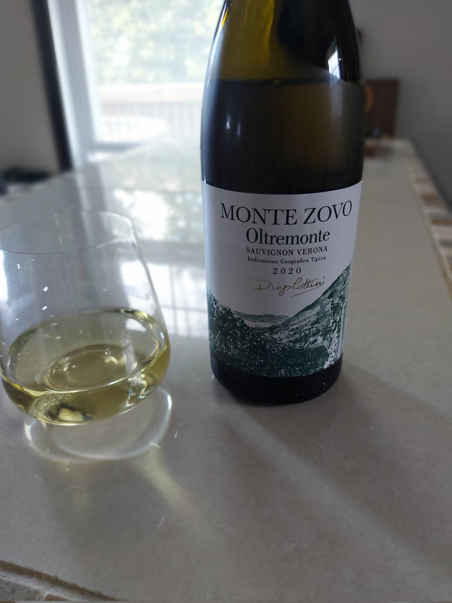 AnneEnvy's tweet photo. @EtienneLeSnoro Cheers! Ici je me tappe un petit blanc tellement bon que je l'achète à la caisse. https://t.co/z1Yh0Xq2tL