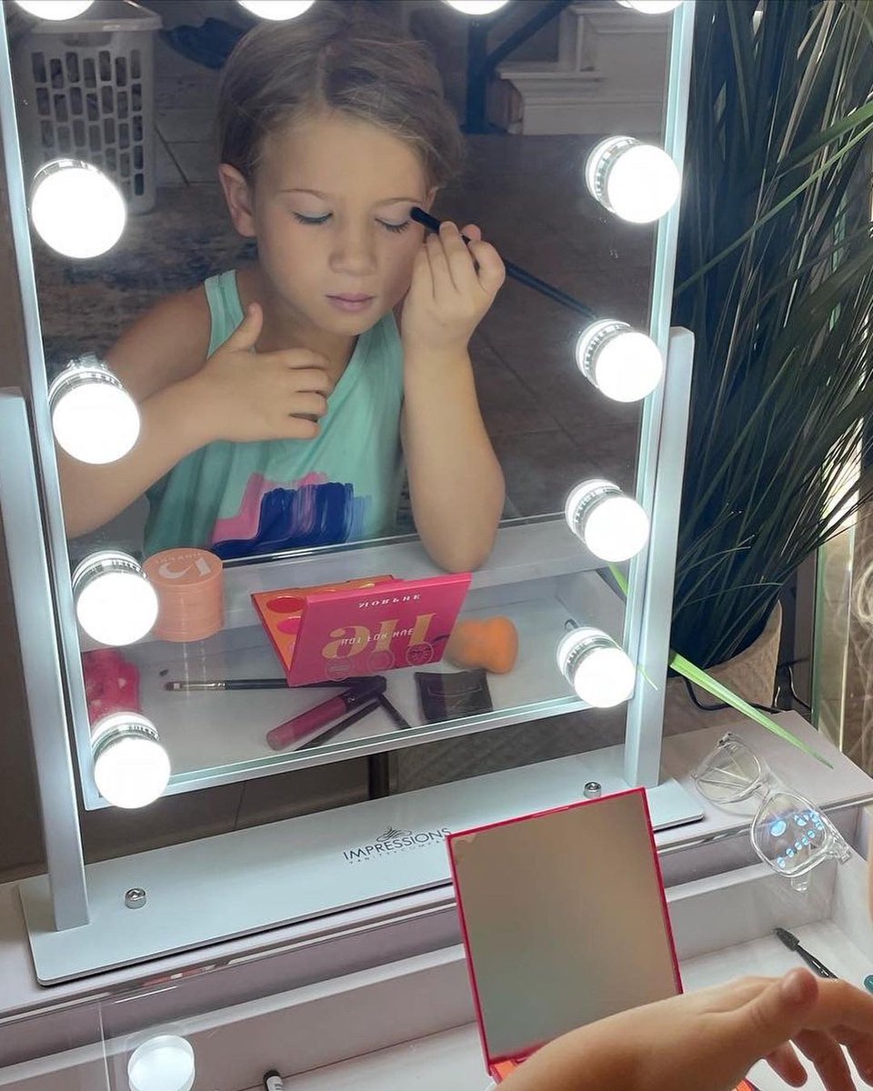 @shea.pugh has the cutest mini!💕 Following after Mommy's footsteps and glamming at her SlayStation® Little #Princess Set👸😍 

#shopnow #sale #vanity #vanitymirror #slaystation #impressionsvanity #mothersday #giftsforher #giftsformom #mommyandme