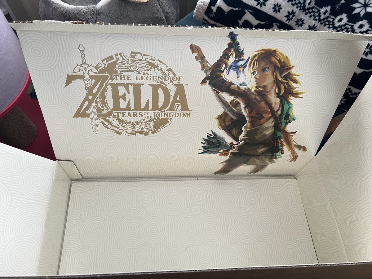 notandywalton's tweet photo. This is by far the best and fanciest cardboard box I’ve ever owned https://t.co/gHM4glLbFa