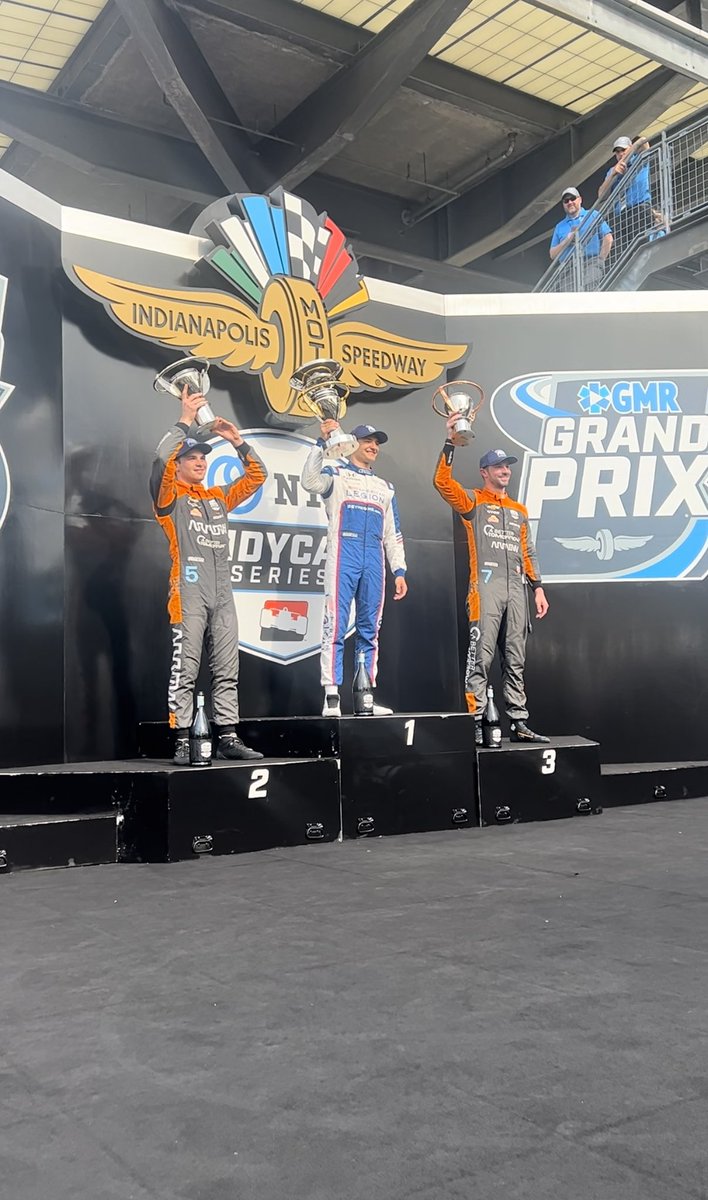 An Arrow McLaren sandwich. 🥪