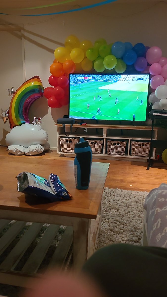 andrew_mc84's tweet photo. That was a tough watch at 2.30am!
Surrounded by my daughters birthday party baloons!
Shame I had nowt to celebrate
(BTW...It's my birthday on Tuesday...pretty please fairy birthday thingy, give me the best present ever)
#nevertoohigh #nevertoolow #wegoagain https://t.co/xr7wzxgpNO