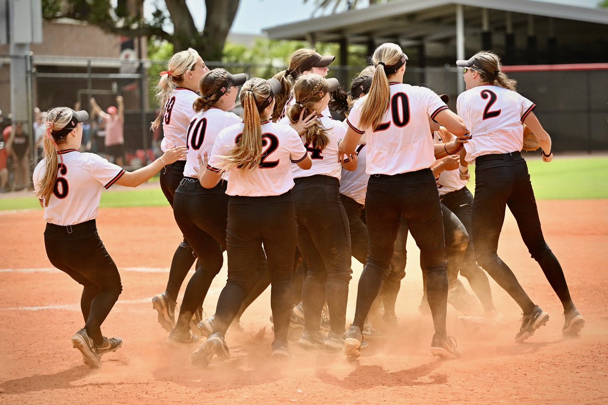UTampaSoftball's tweet photo. #TampaSB tops Alabama-Huntsville🪫to win the NCAA South 1 Regional! They advance to the NCAA Super Regionals for the first time in program history!

#StandAsOne🛡️ https://t.co/jgOCToMHHx
