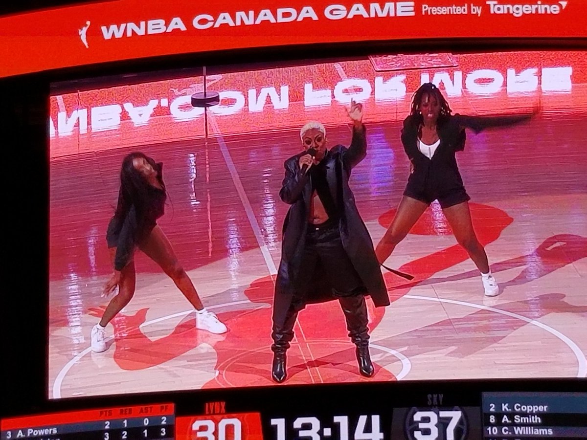 @JullyBlack did a great half time show!
