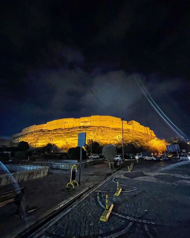 NyazAzeez's tweet photo. Nightfall in #Erbil is a journey through time. In the shadow of the ancient Citadel, the past whispers tales of centuries. 
Across the skyline, the vibrant glow of a bustling city hums with future promise. Here, history and modernity dance under the same starlit canopy. 

The photos by @DailyErbil, Thanks