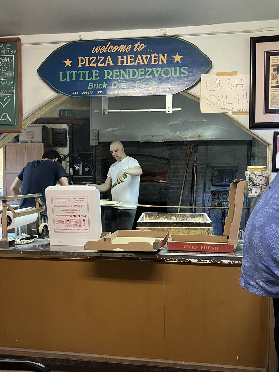 stoolpresidente's tweet photo. Am I in pizza heaven?  Nope I'm in #meriden https://t.co/TfZH4a6pvm