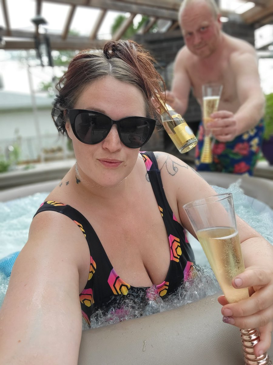 MelyssaMerlot's tweet photo. Eyeshadow giving #PulseChain energy. Pulse chain, birthday and mothers day celebrations!!! #pulseflex @Ate_Bit_Dave https://t.co/aD1kKUqZD5