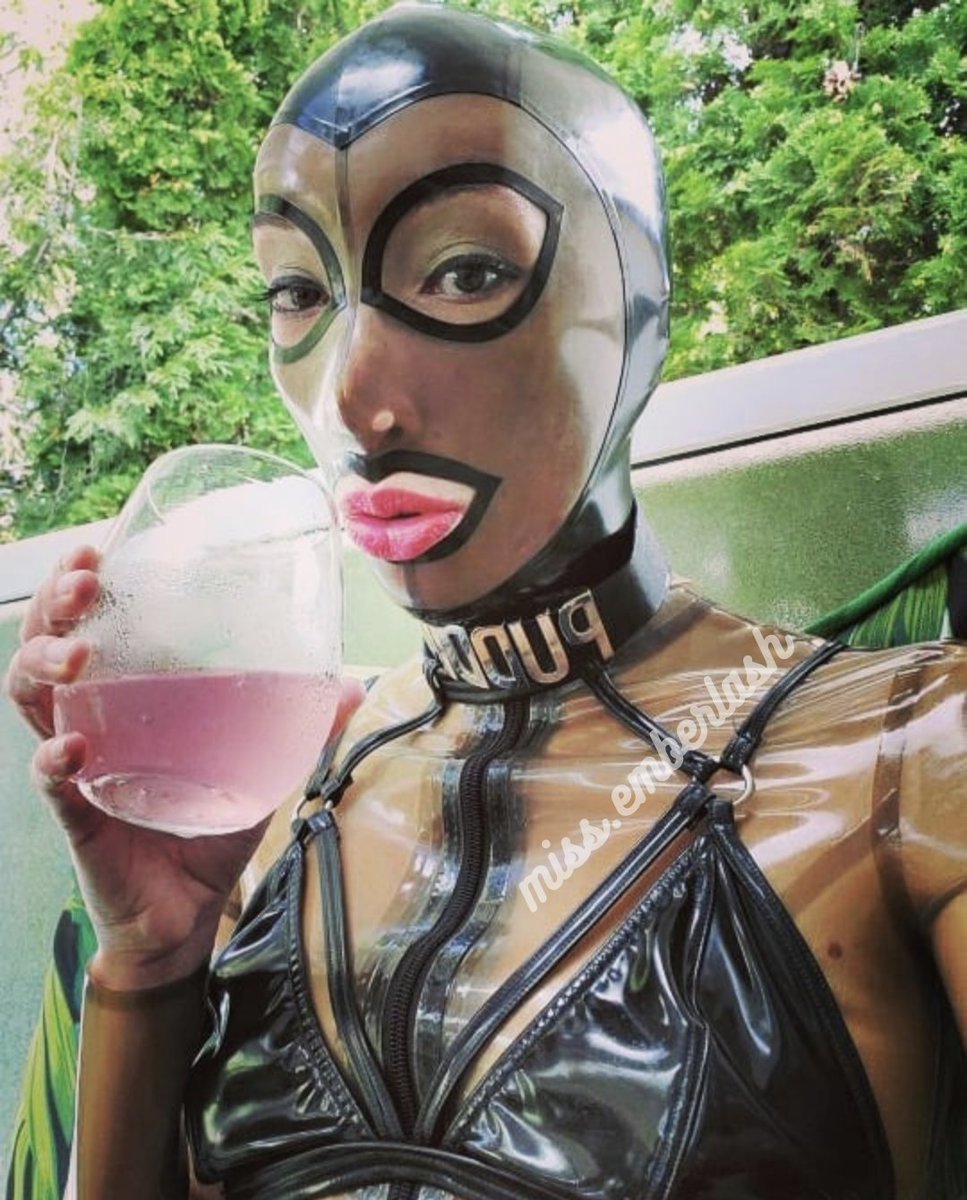 MissEmberlash's tweet photo. Can't wait to get more sunshine on my rubbery skin! 🌞💛 
Cheers everyone! xo

#rubbergirl #rubberdoll #rubberhood #latex #latexclothing #shiny #latexfetish #rubbercatsuit #kink https://t.co/ahk8LhrFZp