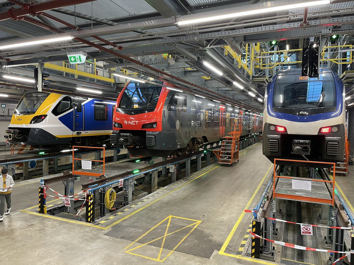 VriendenNSM's tweet photo. Wat vandaag wel doorging 😉was de “Familiedag” in #Nedtrain onderhoudsbedrijf Leidschendam.
Zie enkele impressies ➡️
De @Spoorwegmuseum Sprinter SGM gaf ook acte de présence naast div materieel van de #2454CREW https://t.co/yfyiSUKCpV