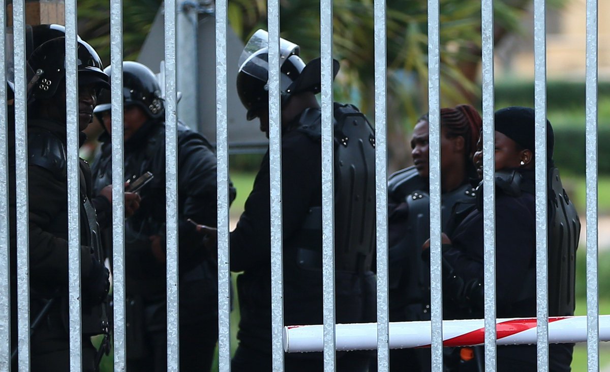 TheCapeArgus's tweet photo. PICS | CPUT shut down all its campuses and has told students to vacate residences, after an escalation in violence as a result of student protests on its campuses this week.

READ MORE: https://t.co/A0VEPgNshl

Pictures: Phando Jikelo&amp;Leon Lestrade(ANA) https://t.co/eQOLiMv4hM
