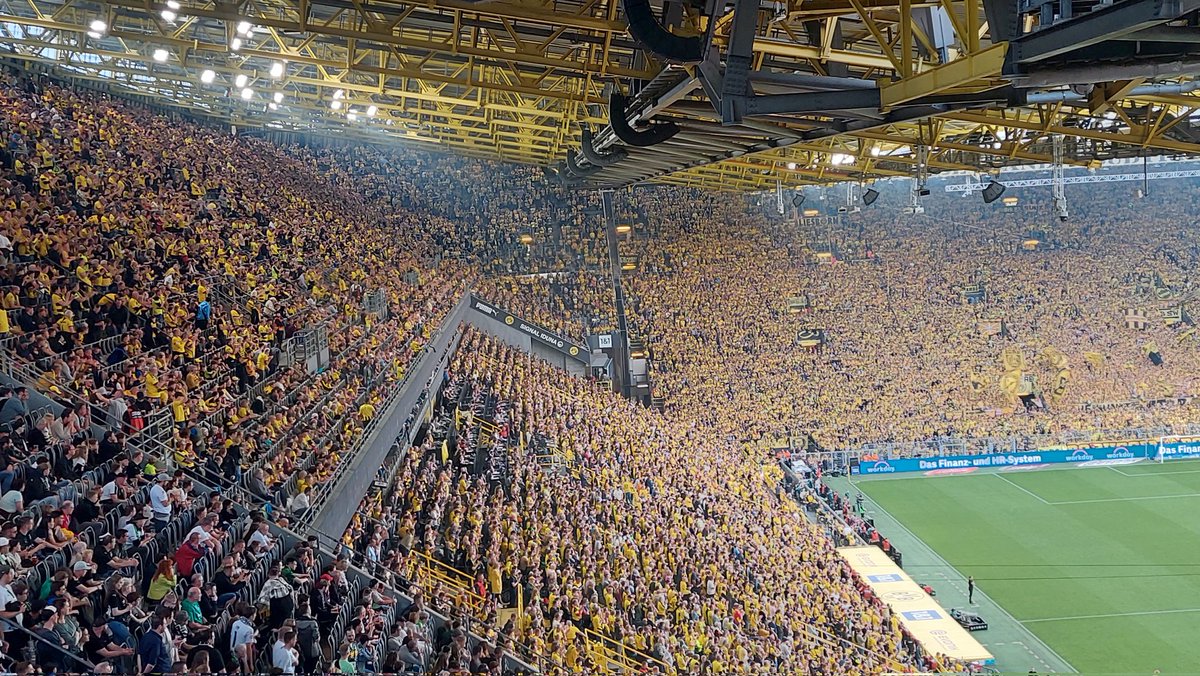 Mooi dagje Duits topvoetbal met <a href="/HansDouw/">Hans Douw</a>. Borussia Dortmund in een volgepakt en zonovergoten Westfalenstadion tegen Borussia Mönchengladbach. De titeldroom blijft levend dankzij de 5-2 overwinning. Ook na meerdere keren blijft het een fantastisch stadion. #bvb #Bundesliga