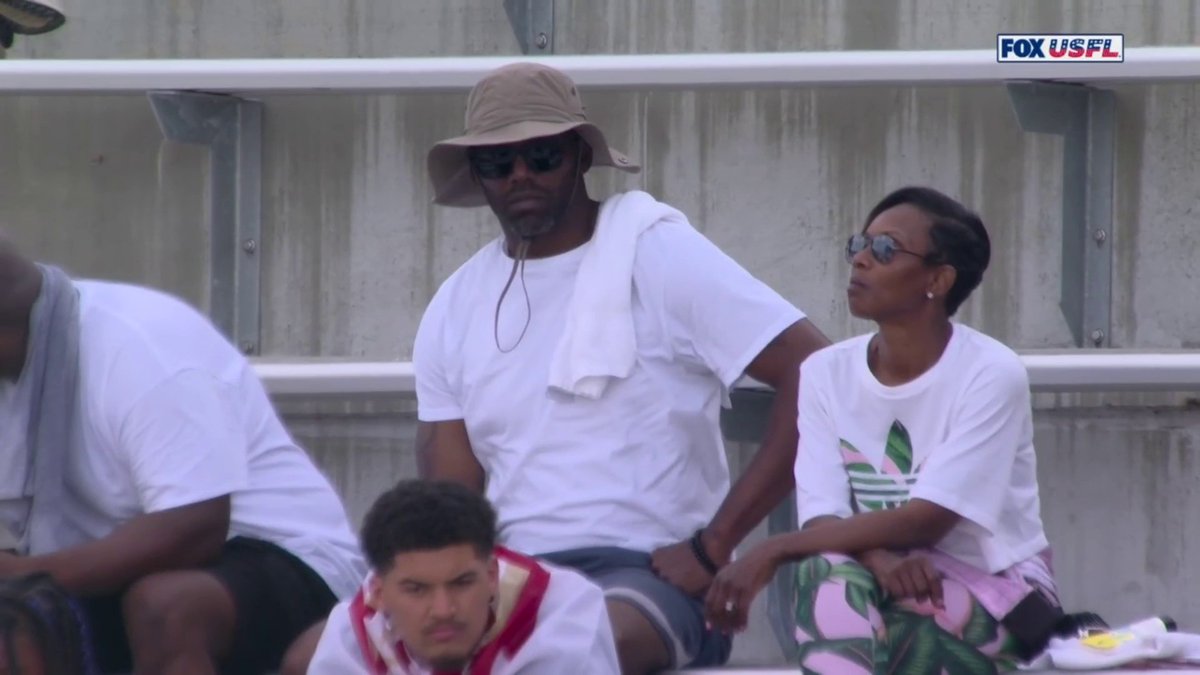 Randy Moss, the NFL Hall of Famer, is present to cheer for his son Thaddeus Moss playing for the USFL Stallions, as confirmed by NFLonFOX.
https://t.co/K8VccxDops #NFLplayers