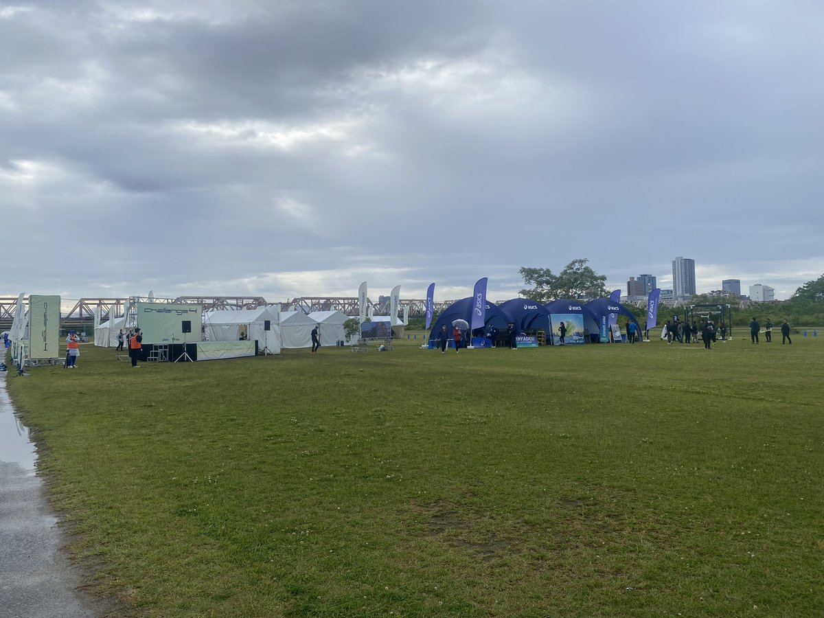 gogohappyrun's tweet image. 【すべてはサブ4のために】challenge4の応援ボランティア📣で淀川に来ました〜
あいにくの雨ですが雨も味方につけて皆さん頑張って欲しいと思います。
全力で応援します📣
走りませんがめっちゃ緊張します😅
ペーサーもバッチリです👌
#challenge4