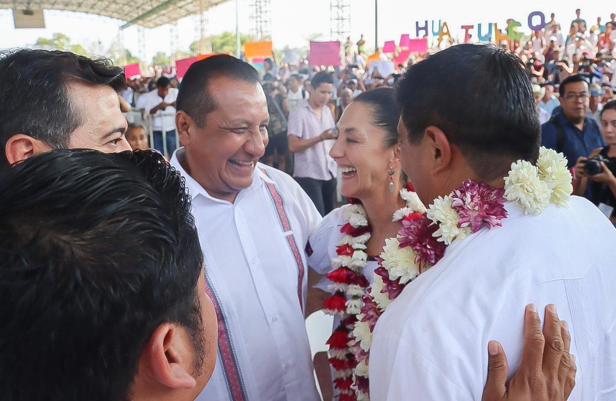 Con el gobernador Salomón Jara Cruz y la doctora Claudia Sheinbaum en #Juchitán y #Huatulco. 

Hablamos sobre la transformación de la Ciudad de México y la gran oportunidad que existe en #Oaxaca para consolidar la cuarta transformación. 

<a href="/salomonj/">Salomón Jara Cruz</a> <a href="/Claudiashein/">Claudia Sheinbaum Pardo</a>