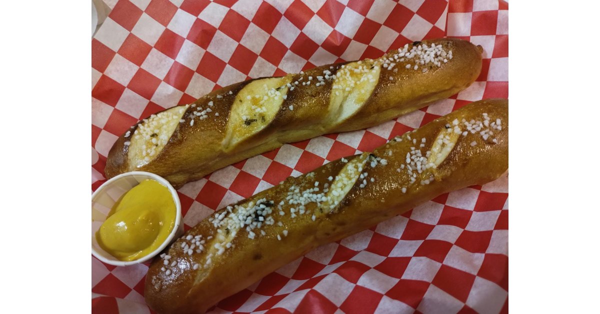 It's #CheatDay! Let us tempt you with an ice cold beer and a Bavarian soft pretzel. taphunter.com/location/craft…