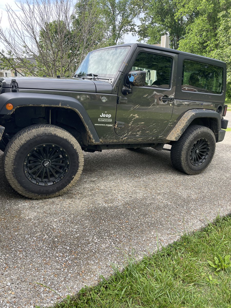 I swear I barely went through any mud! This is the outcome🤦🏻‍♀️#dirty #jeep #jk #wrangler