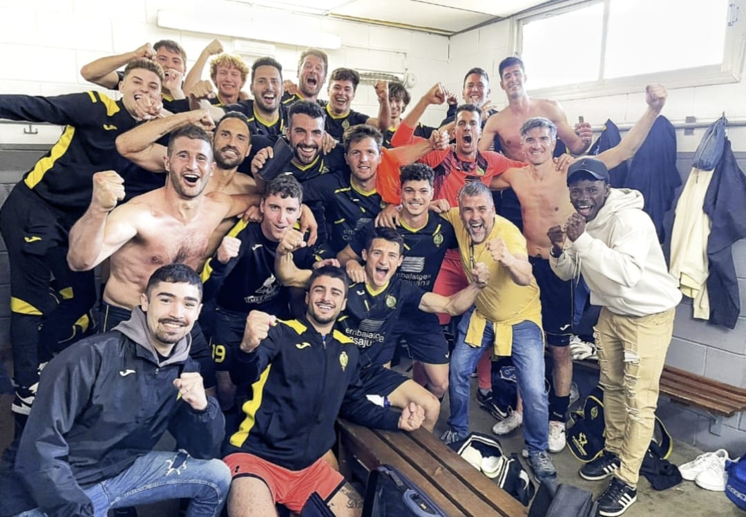 Gol_Cat's tweet photo. L'@CEFSVidrerenca és equip DE SEGONA CATALANA!! 🥳

El retorn al segon esglaó català torna a ser una realitat per a l'equip de Jordi Juanola, 1️⃣0️⃣ anys després del darrer títol de lliga. 

Bentornat, Vidreres! 🏆

#2cat1 #3cat17 #futbolcat #Vidreres https://t.co/wW2DMft74L