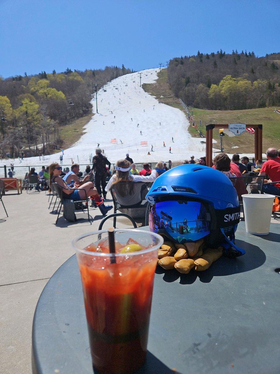 Ski it while you got it @KillingtonMtn 
Only a few weeks, if we're lucky! 😆
This is my partner making me jealous with soft turns and cold apres. She's doing it again tomorrow!
#killingtonglacier #beast365