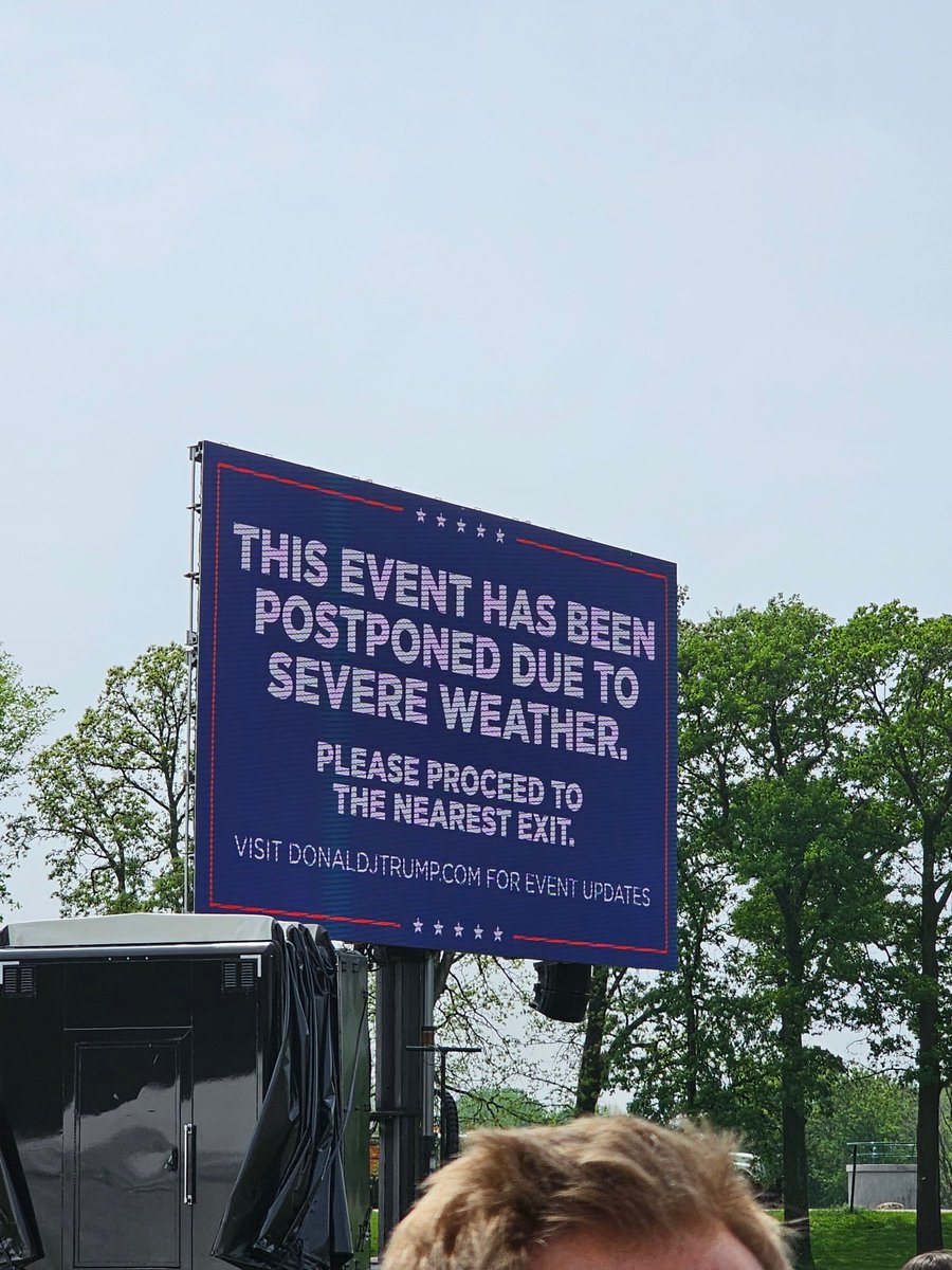 That sky looks pretty scary. 😱

Trump cancelled because only 300 people showed up all day. Anyone who isn't a Trump apologist knows this, and they actually know it to.