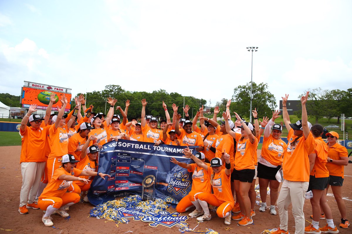 Vol_Sports's tweet photo. ☑️ Regular season champs
☑️ Tournament champs 

Queens of the SEC 👑 @Vol_Softball https://t.co/8vGB4ZwcRN