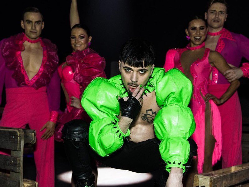 i just wanted green puffy sleeve man to win :(

#eurovision