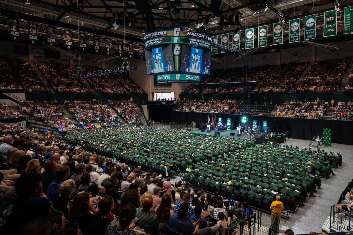 unccharlotte's tweet photo. A sea of @49erAlumni  🤙🎓😍 #49erGrad23 https://t.co/rBxdQlGHPy