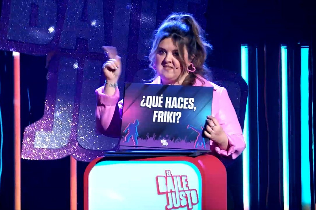 Dando 12 puntos a Israel con la bandera de Ucrania pegada en la camiseta #Eurovision2023