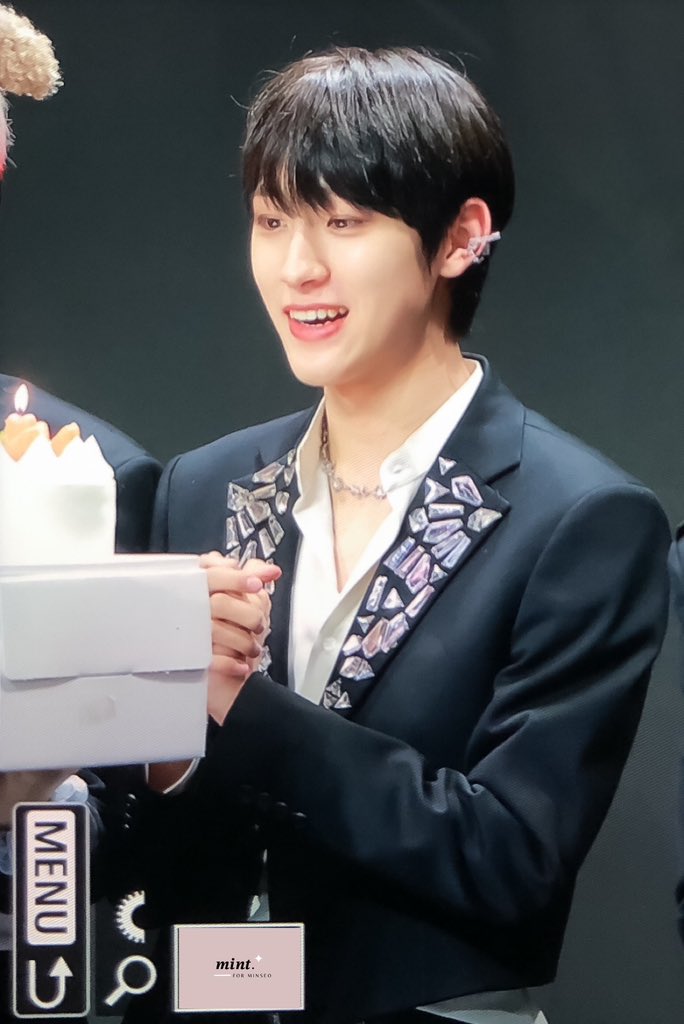 mingmint_513's tweet photo. 230513🎉🤍🩷

#드리핀 #DRIPPIN #민서 #김민서 #minseo #ミンソ #초_캇코이이_밍더 https://t.co/vt50CtKMAK