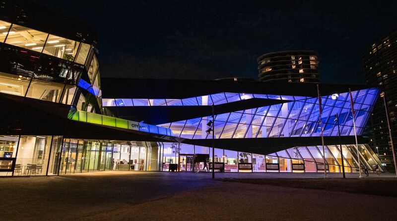 MayorofLondon's tweet image. Tonight London sends a message of support and solidarity to the people of Ukraine.

I’m proud that City Hall and our capital’s landmarks are lit up yellow and blue 🇺🇦 #Eurovision