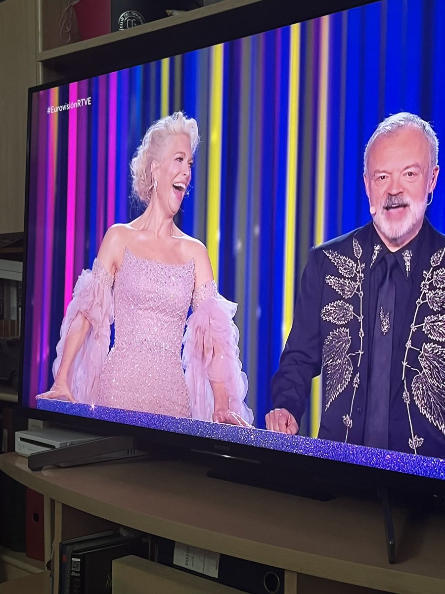 thatswhatumiss's tweet photo. las chicas son la misma persona y espero que esto llegue al publico correcto #Eurovision2023 #EUROVISION #EurovisionRTVE https://t.co/8ILcq3fSKl