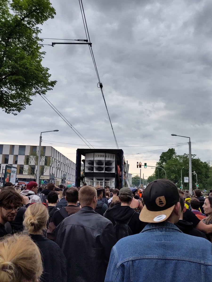 HanniRee's tweet photo. Ihr kriegt uns hier nicht weg, wir sind euer Unkraut! Ihr könnt alles zu betonieren, wir finden unseren Platz!
#subkultur
#tolerade
#tolerave https://t.co/xoYhmAYto6