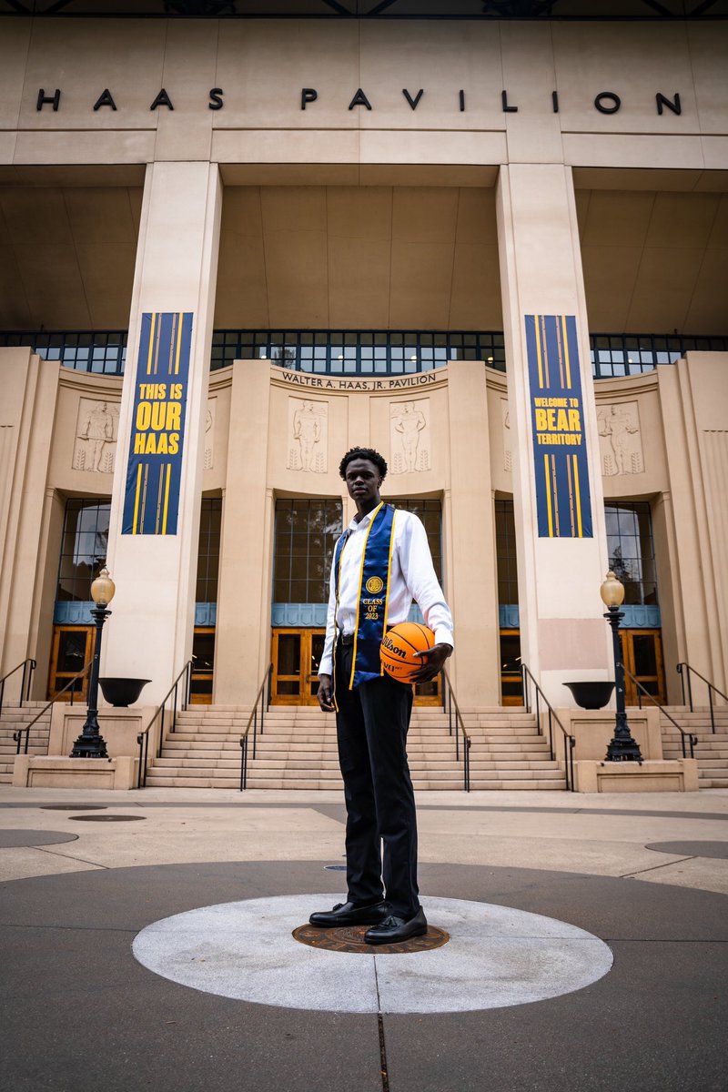 kuany13's tweet photo. I just graduated from the #1 Public University In the World ‼️ My parents sacrificed everything and moved from South Sudan to Australia so that I could one day achieve something like this &amp; here I am in America making the most of my opportunity. #gobears🐻 https://t.co/FKfpuZHTWl
