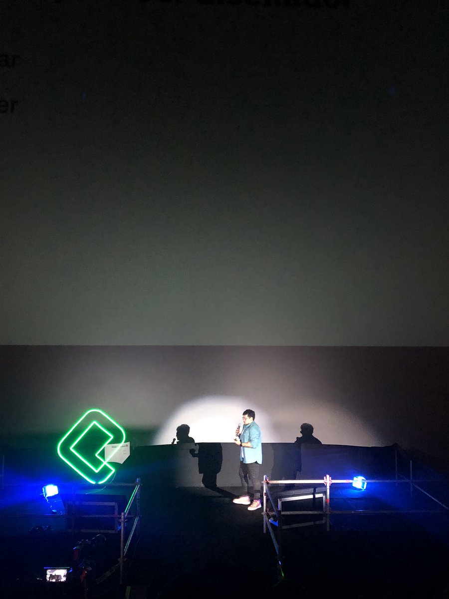 anaherz_'s tweet image. Fast &amp;amp; honest feedback @platzi las luces azules que apuntan hacia el público en el escenario Expert son terribles, 3 conferencias ahí y salí con dolor de cabeza #PlatziConf #badux 🥴