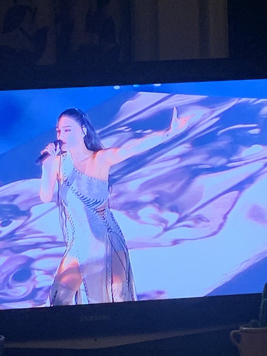 livsquires1998's tweet photo. Arianna Grande wearing a cricket ball. Iconic #Eurovision https://t.co/1zOdWo3z1u