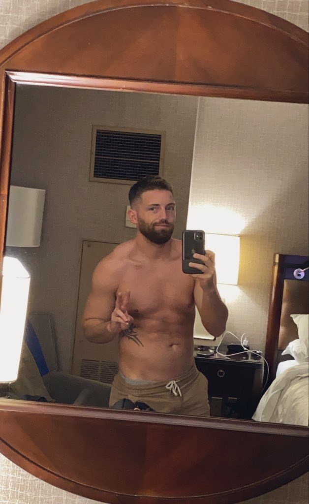 baeburke's tweet photo. Mirror selfies and my right hand doing something weird https://t.co/gZoyJ2SuMH