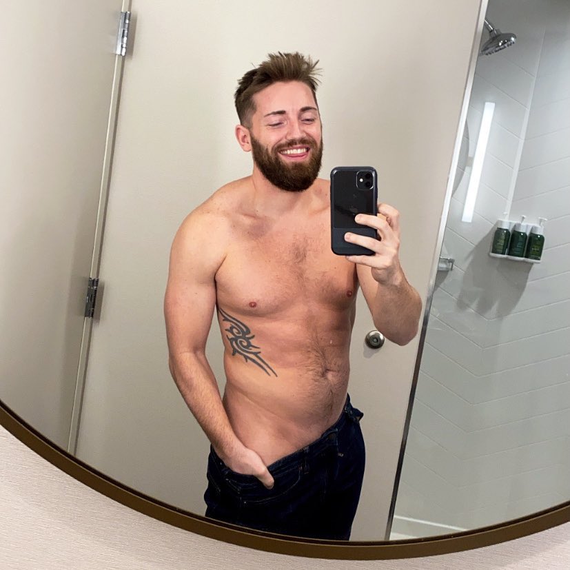 baeburke's tweet photo. Mirror selfies and my right hand doing something weird https://t.co/gZoyJ2SuMH