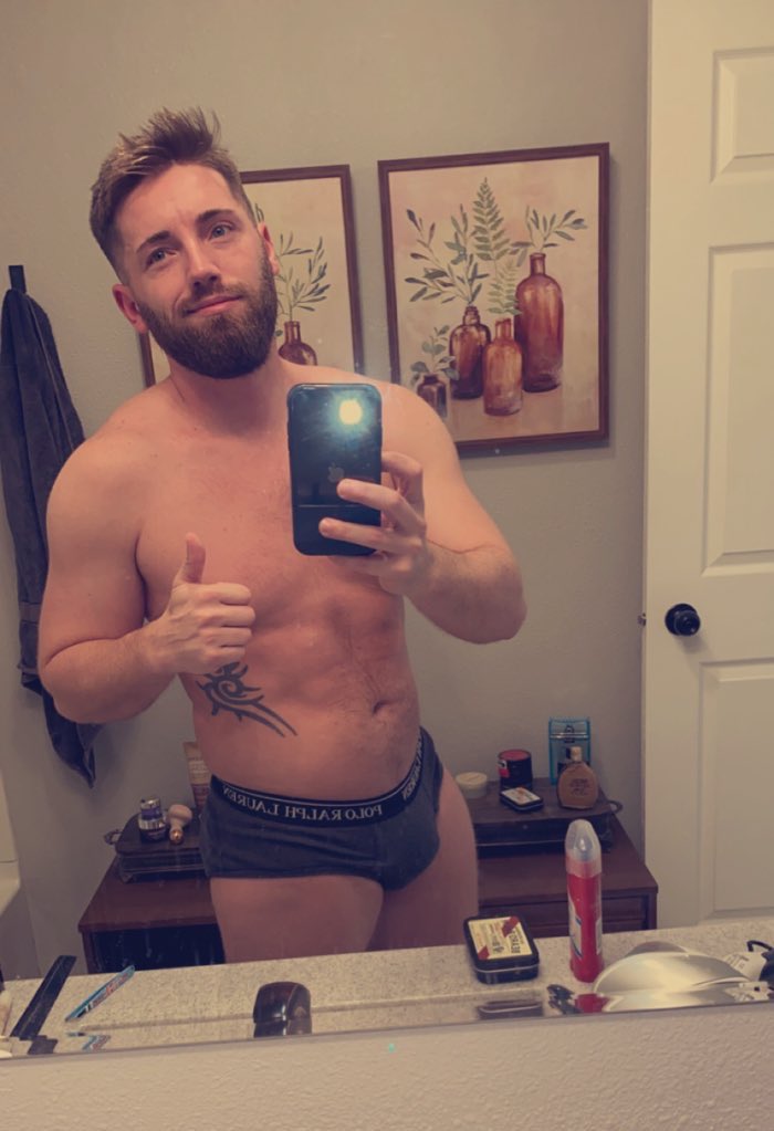 baeburke's tweet photo. Mirror selfies and my right hand doing something weird https://t.co/gZoyJ2SuMH