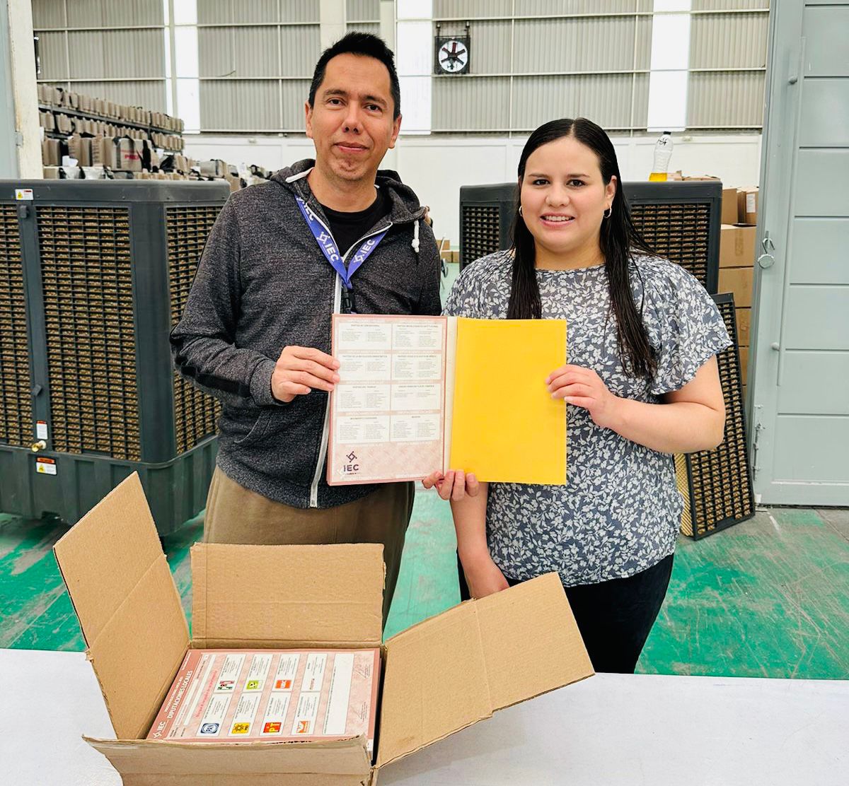 CD13_Coah's tweet photo. Los integrantes del @CD13_Coah participamos en el operativo de conteo y sellado de las boletas que se utilizarán el 4 de junio. Gracias al trabajo conjunto del @IEC_Coahuila  e @INECoahuila terminamos el proceso antes de tiempo previsto para ello. @rodrigo_0378 @Jorge_dlp https://t.co/fdD8OvwbLb