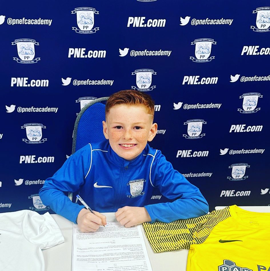EPAcademy_'s tweet photo. 🚨Breaking News 📰 both ourselves &amp; Porsche Centre Preston are delighted to announce that Oscar Robinson is next one of our clients  🔥to sign a pro academy contract. Earlier this week Oscar put pen ✍️ to paper 📑 on his first academy contract with @pnefcofficial under 9’s👏👏👏 https://t.co/kt26RUdBfK
