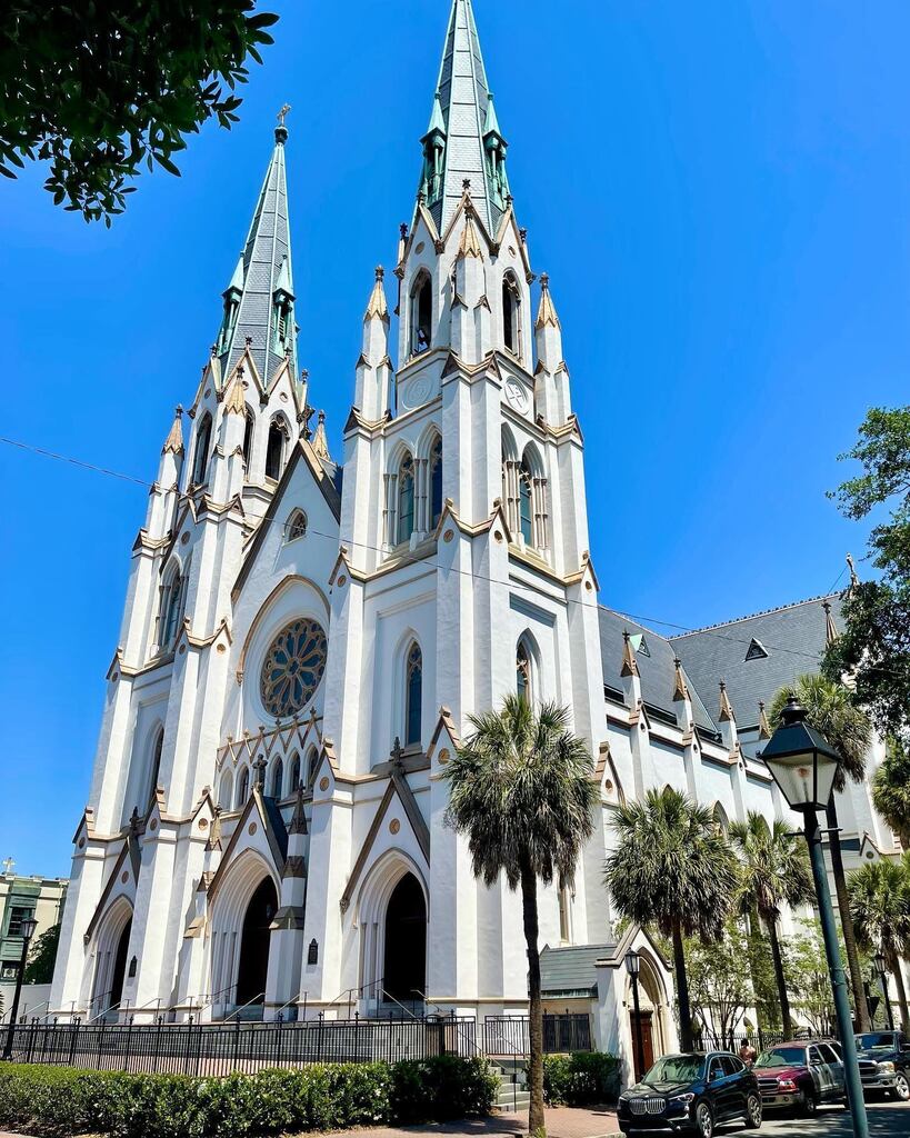 The Cathedral Basilica of St. John the Baptist stands out at every angle. 🤩#VisitSavannah [📸 @melissaluedtke] . . . #savannah #savannahga #savannahgeorgia #historicsavannah #downtownsavannah #exploregeorgia #nttw23 instagr.am/p/CsM1B8QtDaK/