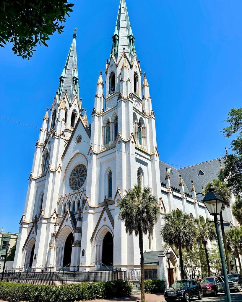 The Cathedral Basilica of St. John the Baptist stands out at every angle. 🤩#VisitSavannah [📸 @melissaluedtke]
.
.
.
#savannah #savannahga #savannahgeorgia #historicsavannah #downtownsavannah #exploregeorgia #nttw23 instagr.am/p/CsM1B8QtDaK/