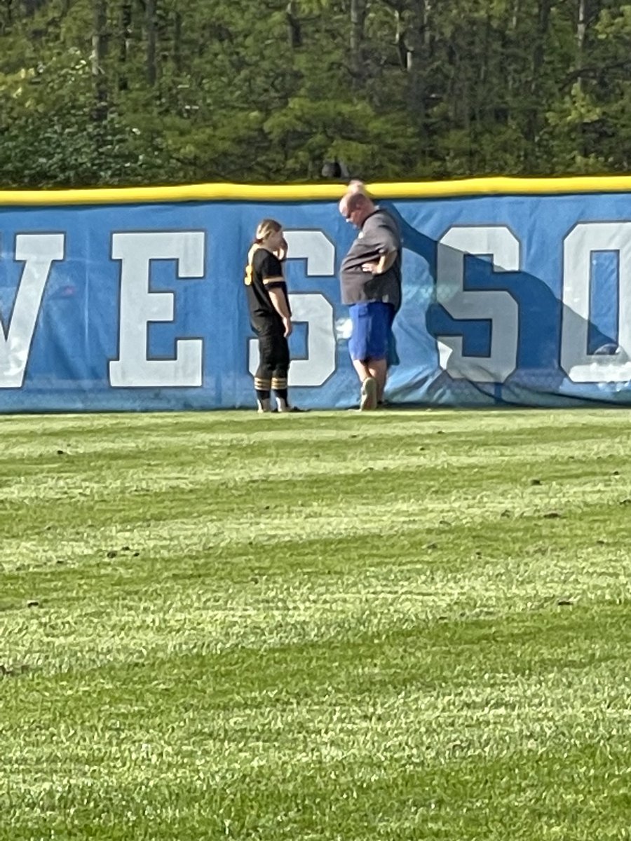 dlfranklin11's tweet photo. Thanks ⁦@CoachBeutel⁩ ⁦@gmeyers57⁩ for a fantastic experience for ⁦@MMurrins⁩ #memories #softball https://t.co/ZhjbFdzVmT