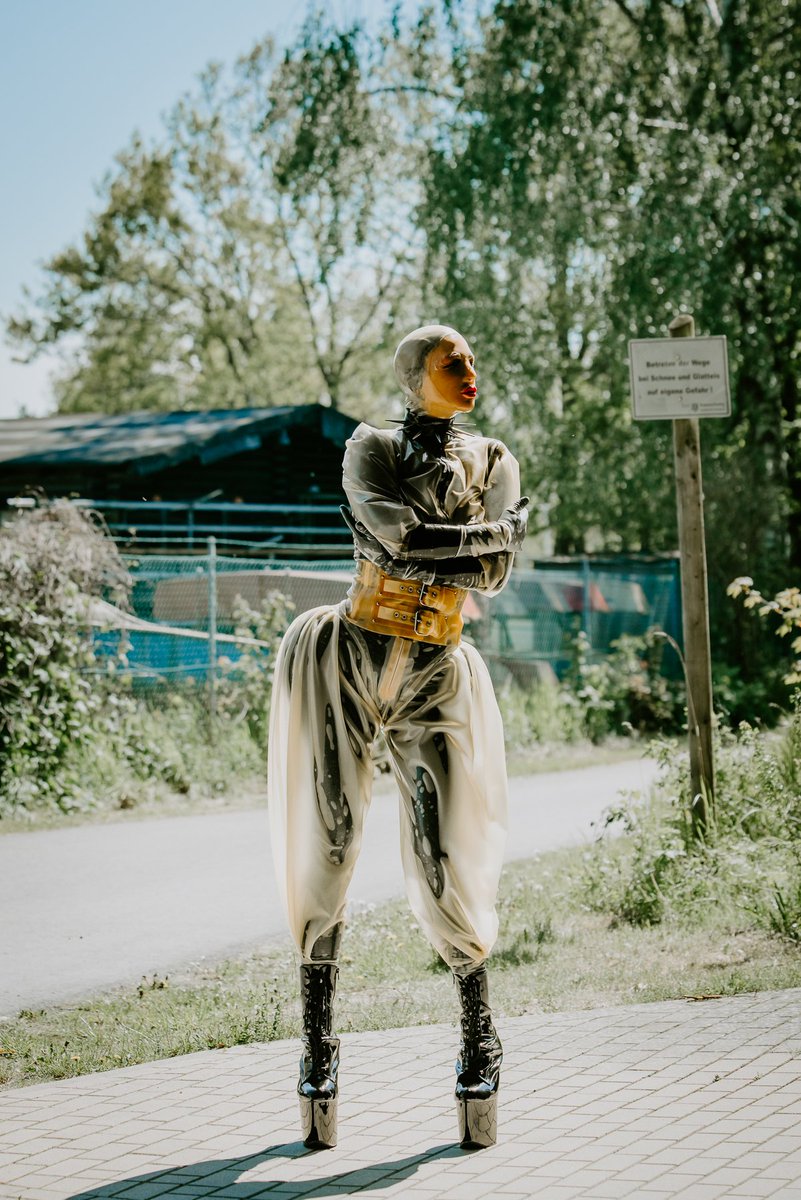 AnaRubber's tweet photo. #photo by #photographer
@Chris_W_Br.braunschweiger

#outdoo #lifestyle #style #shiny
#rubberqueenanalucia #rubberqueen #fetishlady #fetishwoman #fetishart 
 #leggings 
#transparentrubber 
 #longlegs 
#rubber #gummi #latex #fetish
#heavyrubber #biggboos #outdoorfetish https://t.co/vJwL4i2YxO