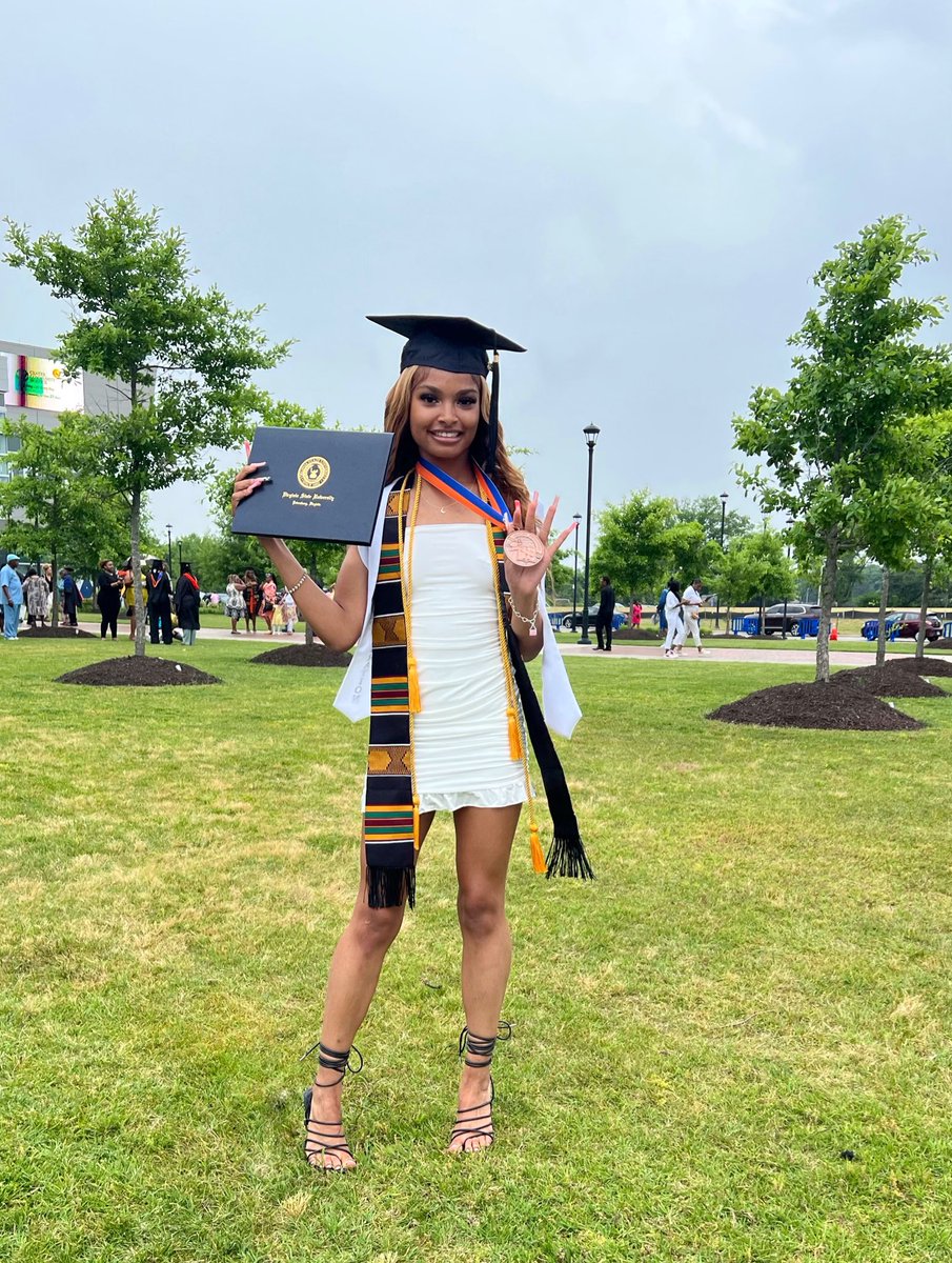 AyannaMincey's tweet photo. The Baddest Wit A Degree👩🏽‍🎓😘
3.9GPA
Hail State🧡💙 

#SummaCumLaude #graduation #grad #blackgrad #classof23 #igotmydegree #hailstate #virginiastateuniversity #vsu #honorsgraduate #criminaljustice #bachelorsdegree https://t.co/UaAjVeDrCa